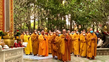 Chư Tăng hữu nhiễu bảo tháp