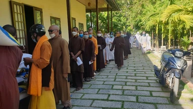 Cúng dường vật phẩm đến 500 Tăng Ni tại thị xã Phú Mỹ