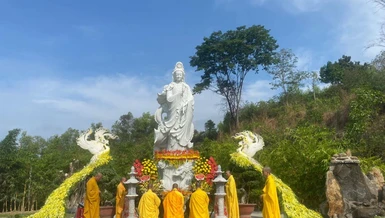 Lễ an vị tôn tượng Bồ-tát Quan Thế Âm tại đồi tùng Quan Âm Viên Minh
