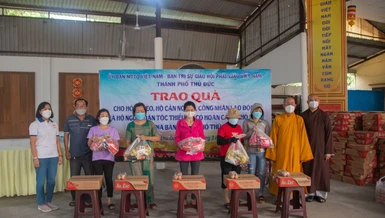 Chùa Bửu Thành, thiền viện Tuệ Quang (TP.Thủ Đức) tổ chức tặng quà từ thiện