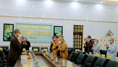 Chư tôn đức niệm Phật cầu gia hộ trước khi tiến hành phiên họp