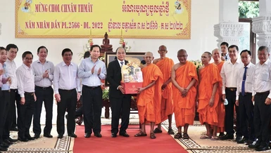 Chủ tịch nước Nguyễn Xuân Phúc tặng quà chúc Tết Chôl Chnăm Thmây đến chư Tăng tại Học viện 