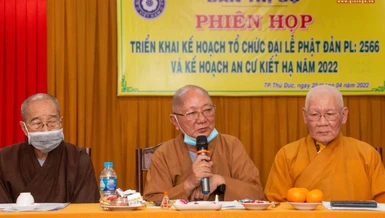 Chư tôn đức chứng minh buổi họp