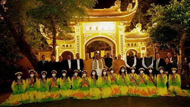 Đoàn đại biểu Hạ nghị viện Ấn Độ thăm chùa Trấn Quốc (TP.Hà Nội), chiều 20-4