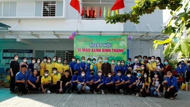Nhóm sinh viên thiện nguyện Pháp Vân trong ngày hội "Vì màu xanh Bình Thạnh"