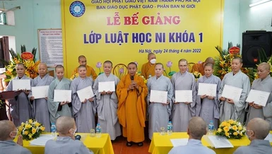 Chư Ni nhận chứng chỉ hoàn thành Lớp Luật học Ni khóa I