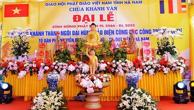 Thiết trí lễ đài mừng Đại lễ Phật đản Phật lịch 2566 và cắt băng khánh thành chùa Khánh Vân 