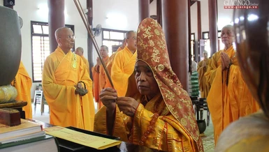 Hòa thượng Thích Đức Thanh niêm hương cử hành lễ bạch Phật khai kinh