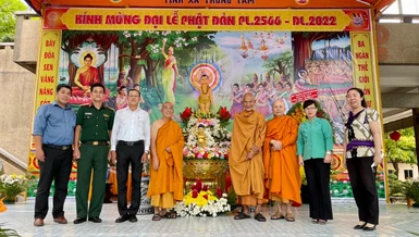 Lãnh đạo quận Bình Thạnh (TP.HCM) chúc mừng lễ Phật đản tại tịnh xá Trung Tâm