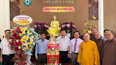Đoàn lãnh đạo tỉnh Kon Tum tặng hoa, quà chúc mừng Đại lễ Phật đản đến Ban Trị sự Phật giáo tỉnh