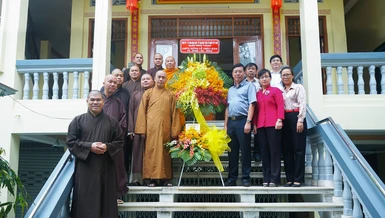 Đoàn lãnh đạo quận Bình Thạnh tặng hoa chúc mừng Đại lễ Phật đản Phật lịch 2566 tại chùa Phước Bửu