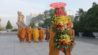Đoàn Ban Trị sự Phật giáo TP.Thủ Đức dâng hoa tưởng niệm tại Nghĩa trang Liệt sĩ TP.HCM