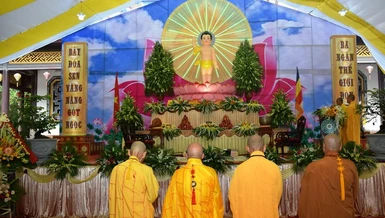 Lễ đài Kính mừng Phật đản Phật lịch 2566 tại tổ đình Sắc tứ Tịnh Quang