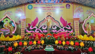 Lễ đài Kính mừng Đại lễ Phật đản Phật lịch 2566 tại chùa Hương Sơn