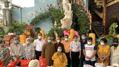 Bình Thạnh: Các chùa tặng quà, san sẻ yêu thương với người nghèo