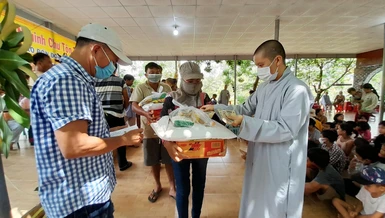 Ban Từ thiện Phật giáo thị xã La Gi kết hợp chùa Bửu Lâm trao quà đồng bào người dân tộc