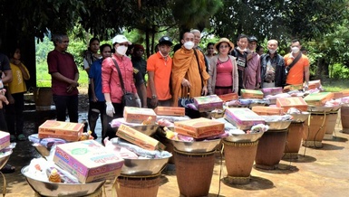 Ban Từ thiện - Xã hội Phật giáo quận Ô Môn (TP.Cần Thơ) trao quà đến người bệnh phong