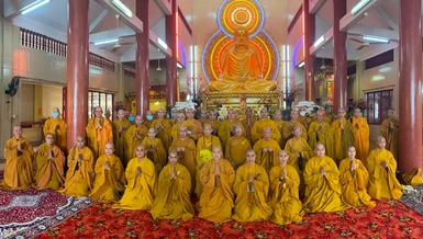 Chư Tăng quận Phú Nhuận bố-tát, thính giới tại Thanh Minh thiền viện 