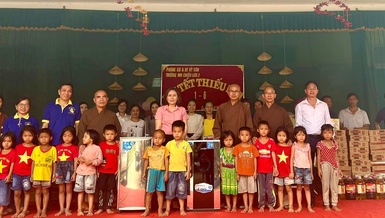 Trao quà tại trường Mầm non Chiêu Lưu