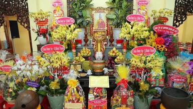 Di ảnh, long vị, y bát cố Hòa thượng Thích Tâm Đăng tại tổ đường chùa Phước Bửu