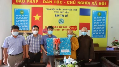 Ông Trương Ngọc Tuấn, Giám đốc Sở Nội vụ chúc mừng Phật giáo tỉnh Phú Yên nhân Kỷ Niêm 40 thành lập GHPGVN