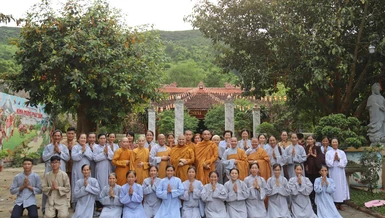 Đông đảo Phật tử tham dự khóa tu một ngày tại tịnh xá Linh Sơn