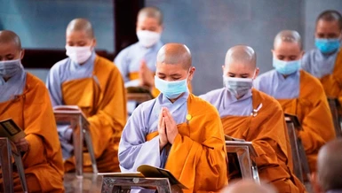 Chư Ni dự lễ bố-tát, thính giới tại hạ trường tổ đình Kim Sơn