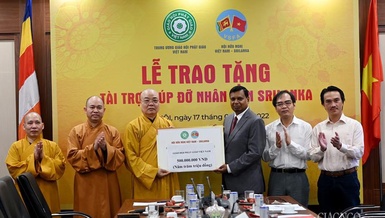 Hòa thượng Thích Thanh Nhiễu trao bảng tượng trưng số tiền 500 triệu đồng của GHPGVN đến Đại sứ Sri Lanka tại Việt Nam Prasanna Gamaget