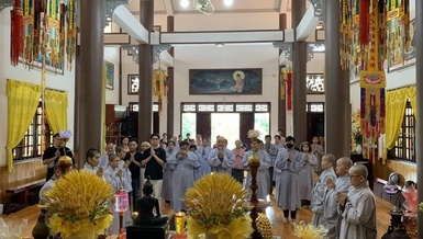 Đoàn từ thiện Lá Bồ Đề tác bạch cúng dường