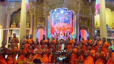 Chư Tăng chụp ảnh lưu niệm cùng Hòa thượng Thạch Sen