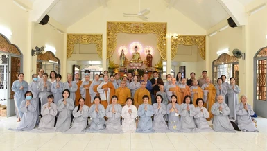 Đoàn cúng dường tịnh xá Đại Giác chụp ảnh lưu niệm tại chùa Phổ Đà