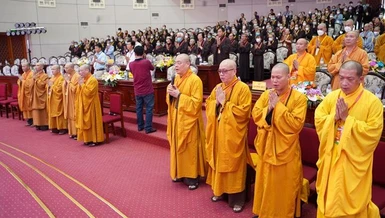 Chư tôn đức niệm Phật cầu gia hộ