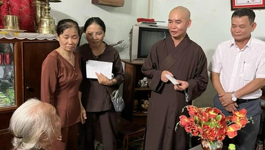 Bình Thuận: Chùa Quán Âm thăm, tặng quà các gia đình chính sách 