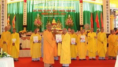 Hòa thượng Thích Thiện Tấn trao quyết định đến Trưởng các ban ngành trực thuộc Ban Trị sự GHPGVN tỉnh Quảng Trị, nhiệm kỳ 2022-2027