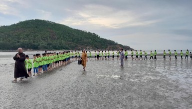 Thiền hành trên biển