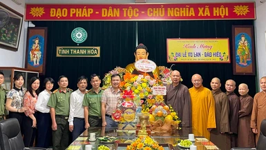 Đoàn công tác tặng hoa chúc mừng đến Ban Trị sự GHPGVN tỉnh Thanh Hóa nhân Đại lễ Vu lan - Báo hiếu Phật lịch 2566