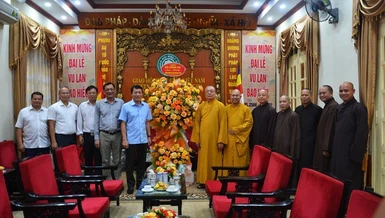 Bộ Công an tặng hoa chúc mừng GHPGVN nhân Đại lễ Vu lan Phật lịch 2566