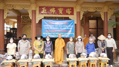 Tịnh xá Trung Tâm trao quà đến bà con nghèo phường 5, quận Bình Thạnh, TP.HCM