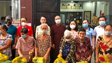 Chùa Lộc Dã, thiền viện Hải Đức trao quà người nghèo, người khiếm thị nhân mùa Vu lan 