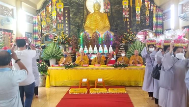 Phật tử nhiễu y tại chùa Pháp Bửu (quận 1, TP.HCM)