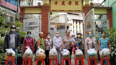 Sư cô Thích nữ Lệ Hiền trao quà đến các gia đình có hoàn cảnh khó khăn