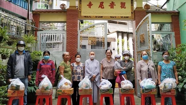 Sư cô Thích nữ Lệ Hiền trao quà đến các gia đình có hoàn cảnh khó khăn