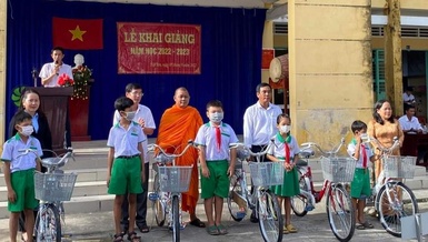 Trao tặng xe đạp cho các em học sinh Trường Tiểu học Tập Sơn