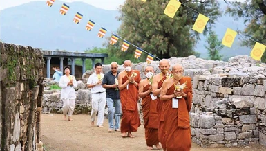 Chư Tăng và Phật tử kinh hành quanh các thánh tích tại Taxila