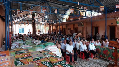 Trà Vinh: Chùa Ktưng tặng quà cho bà con khó khăn