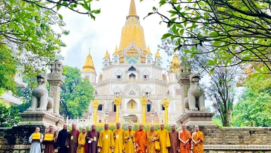 Đoàn chụp ảnh lưu niệm tại chùa Bửu Long