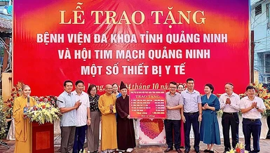Ban Trị sự GHPGVN tỉnh Quảng Ninh trao bảng tượng trưng các thiết bị y tế hỗ trợ Bệnh viện Đa khoa tỉnh và Hội tim mạch Quảng Ninh