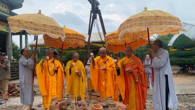 Chư tôn đức thực hiện nghi thức sái tịnh