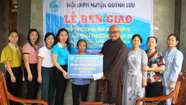 Chùa Đông Yên và nhóm từ thiện Nguyên Quang trao kinh phí hỗ trợ xây “Mái ấm tình thương”