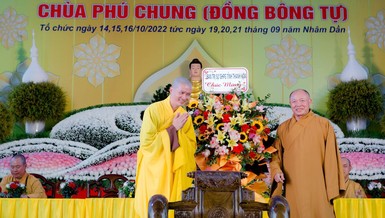 Ban Trị sự GHPGVN tỉnh Thanh Hóa tặng hoa chúc mừng Đại đức Thích Nguyên Khanh, tân trụ trì chùa Phú Chung